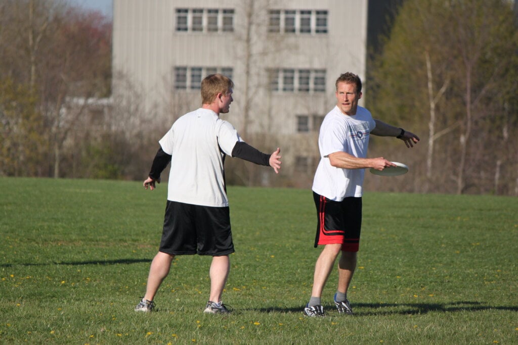 Tom and Simon playing frisbee 