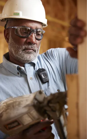 Photo of a construction worker wearing a 39g on his shirt.