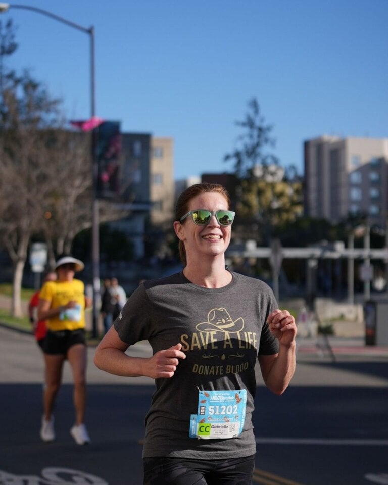 Gabrielle smiling as she runs the Hot Chocolate 15K in San Diego
